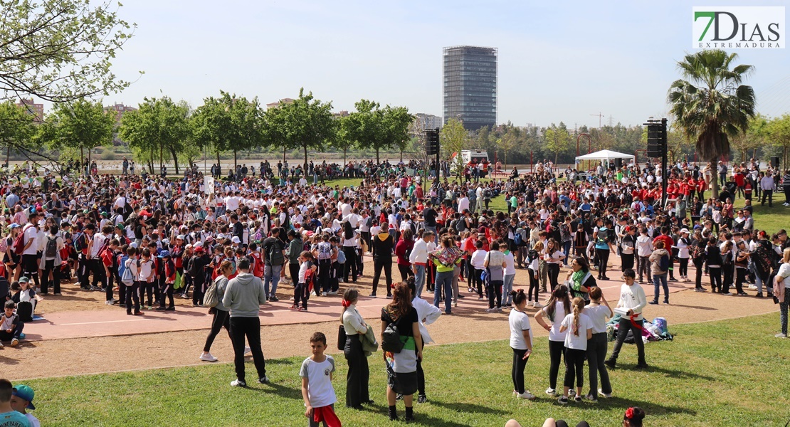 Miles de escolares extremeños bailan el Candil en Badajoz