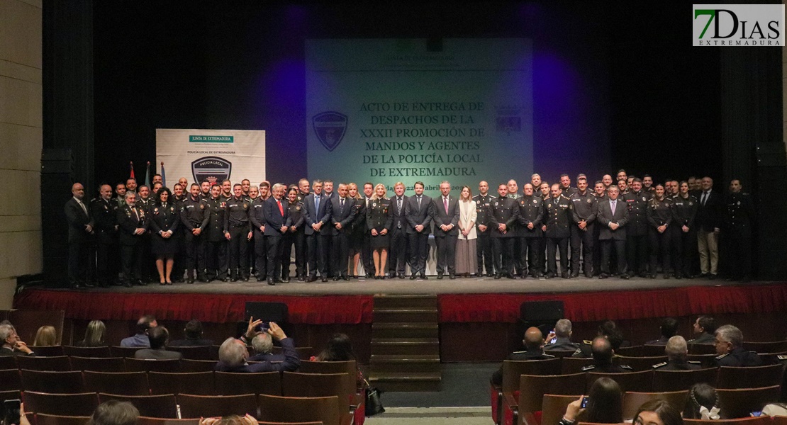 ¡Gorras al aire! Extremadura tiene nuevos policías locales y 7 mandos ascienden