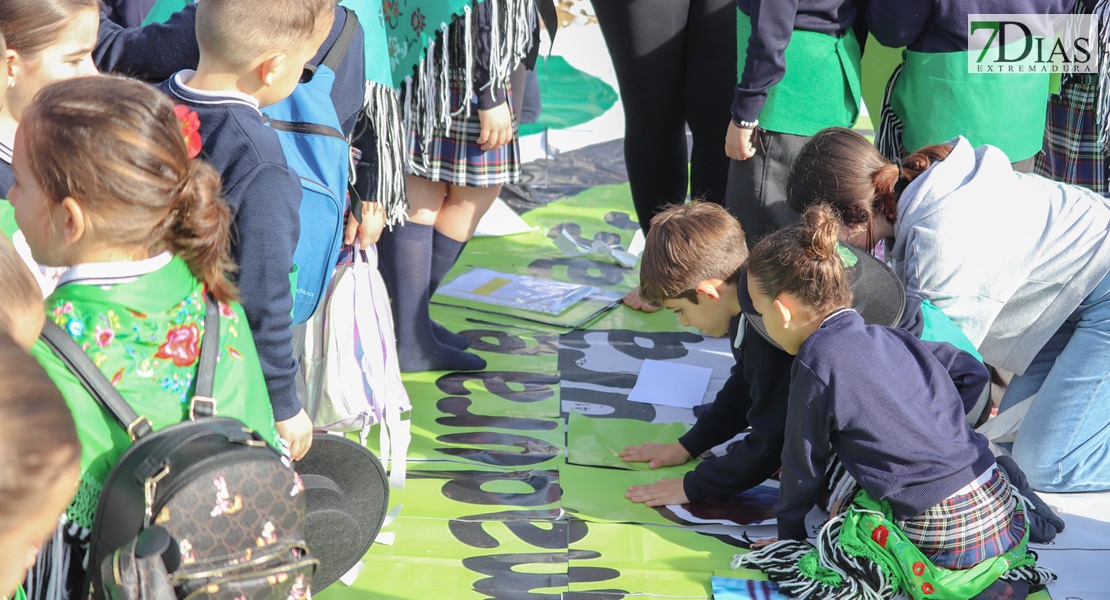 Miles de escolares extremeños bailan el Candil en Badajoz