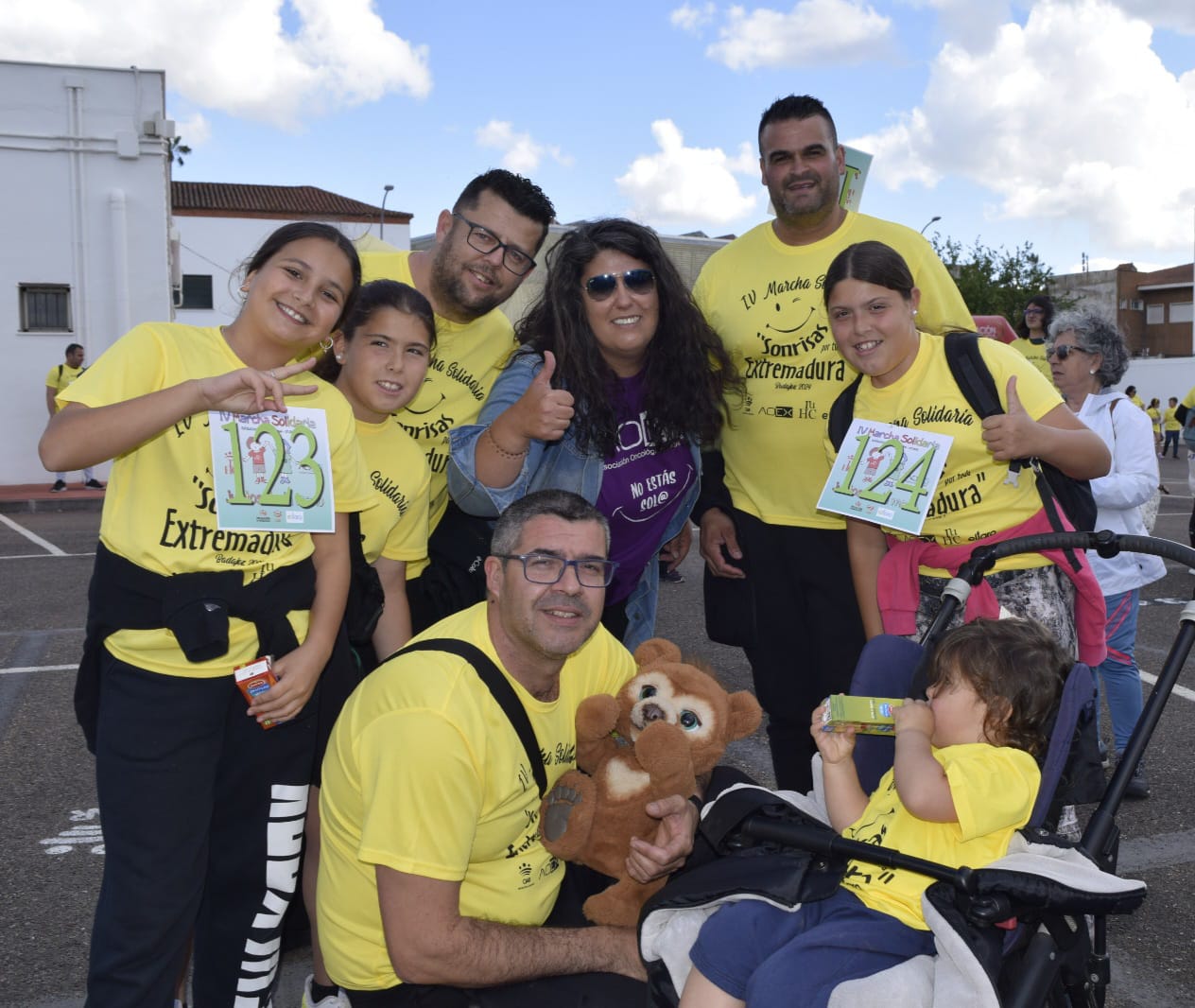 Cientos de personas participan en una marcha y AOEX recauda 2.500 €