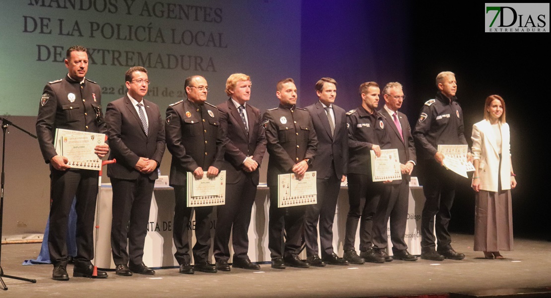 ¡Gorras al aire! Extremadura tiene nuevos policías locales y 7 mandos ascienden