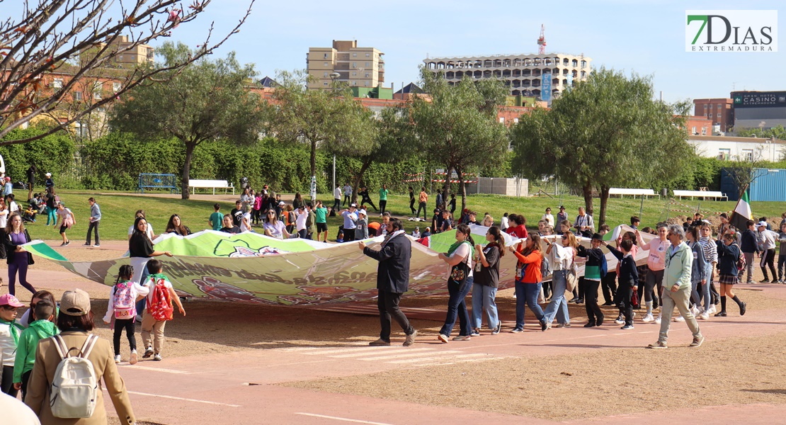 Miles de escolares extremeños bailan el Candil en Badajoz
