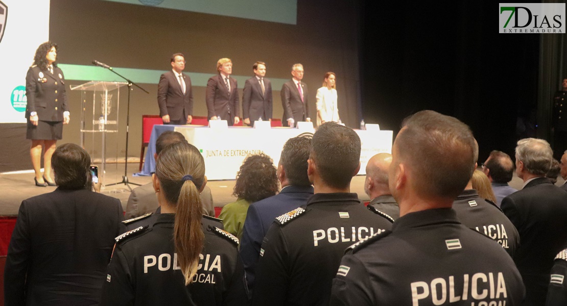 ¡Gorras al aire! Extremadura tiene nuevos policías locales y 7 mandos ascienden