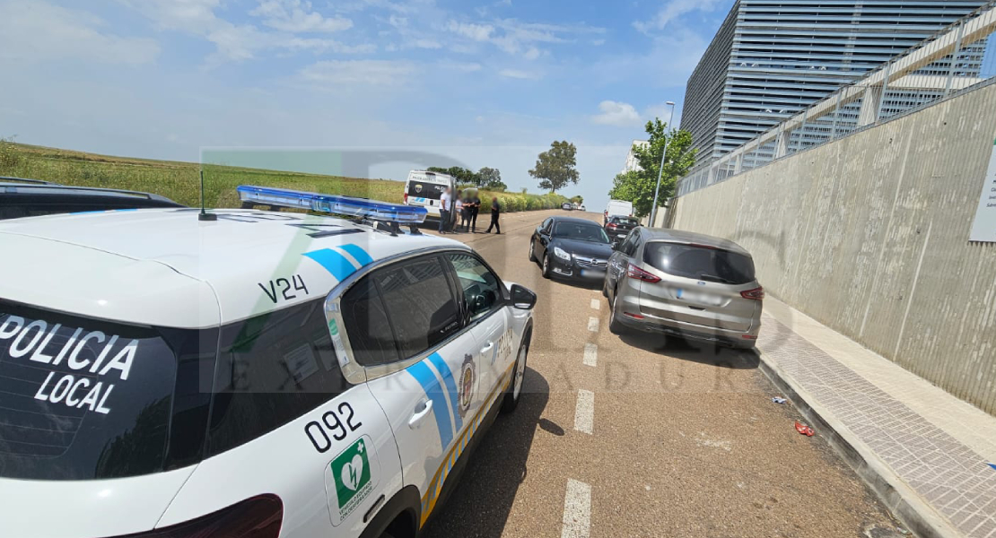 Aparece un turismo empotrado contra otro sin conductor en Badajoz