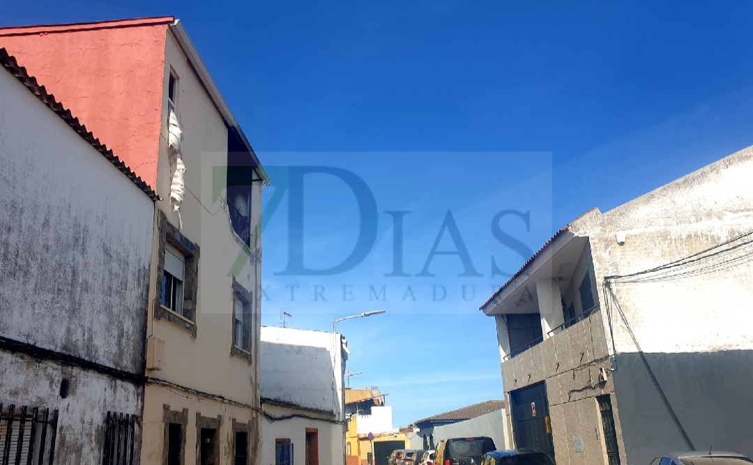 Varios atrapados en el incendio de una vivienda en Badajoz