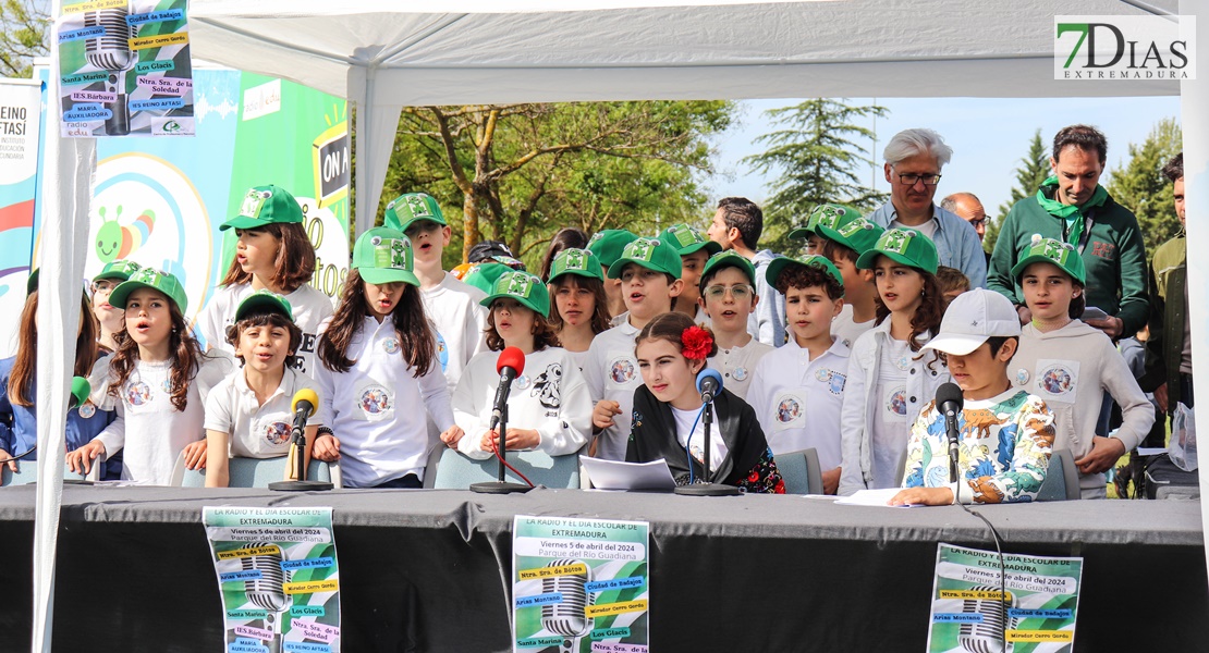 Miles de escolares extremeños bailan el Candil en Badajoz