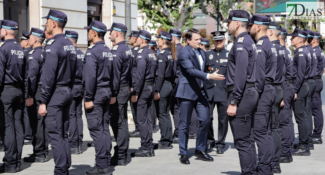 ¡Gorras al aire! Extremadura tiene nuevos policías locales y 7 mandos ascienden