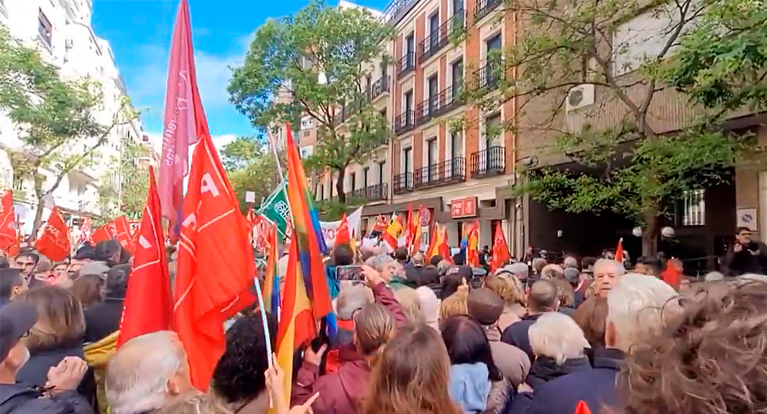 Los socialistas de Extremadura ya están en Madrid mostrando su apoyo a Sánchez