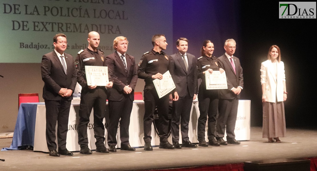 ¡Gorras al aire! Extremadura tiene nuevos policías locales y 7 mandos ascienden