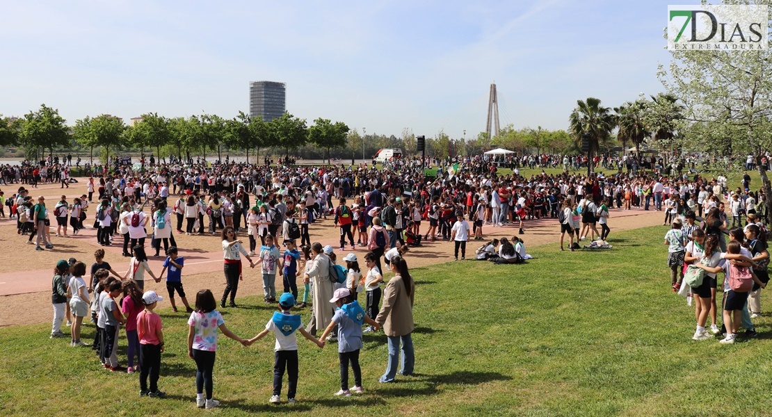 Miles de escolares extremeños bailan el Candil en Badajoz