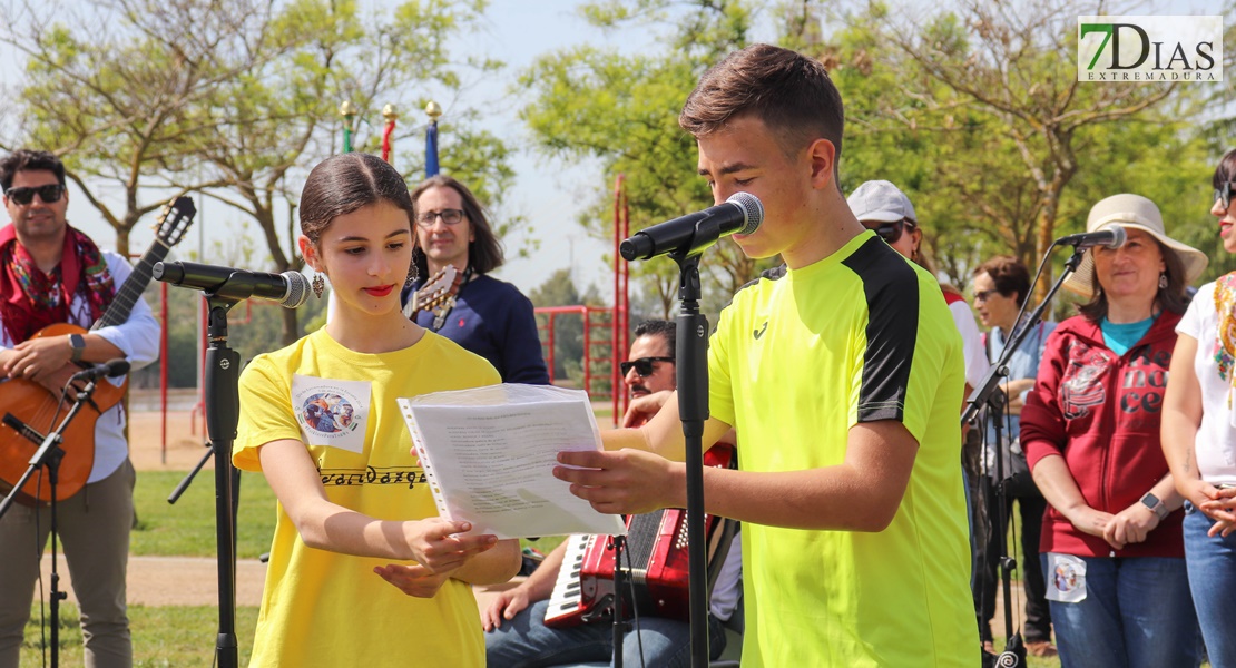 Miles de escolares extremeños bailan el Candil en Badajoz