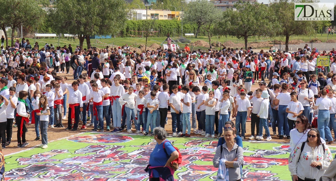 Miles de escolares extremeños bailan el Candil en Badajoz