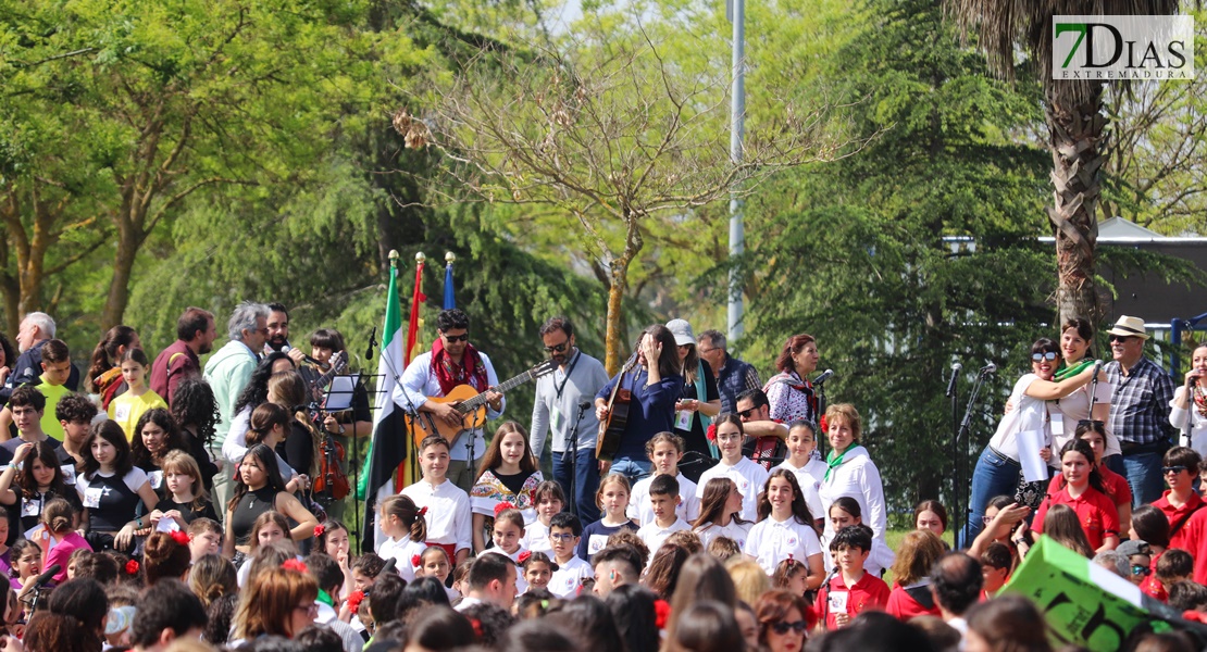 Miles de escolares extremeños bailan el Candil en Badajoz