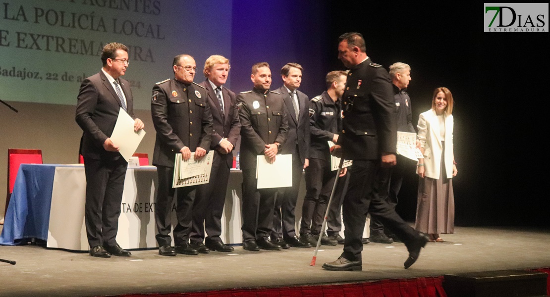 ¡Gorras al aire! Extremadura tiene nuevos policías locales y 7 mandos ascienden