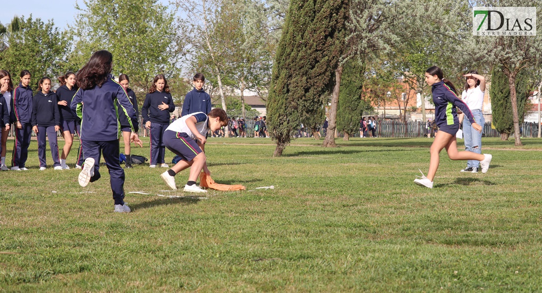 Miles de escolares extremeños bailan el Candil en Badajoz