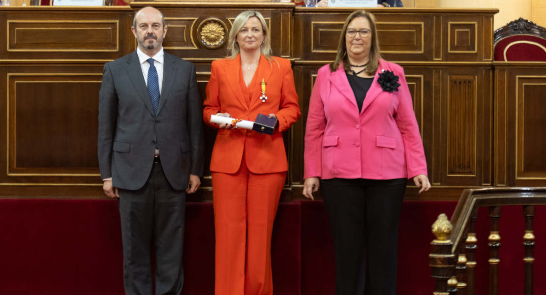 La presidenta de la Asamblea de Extremadura recibe la Medalla de Honor de la AVT en el Senado