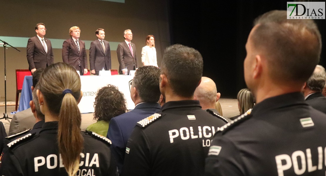 ¡Gorras al aire! Extremadura tiene nuevos policías locales y 7 mandos ascienden