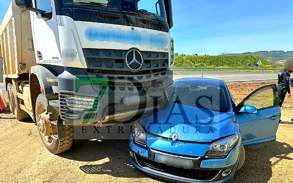 Accidente entre un camión y un turismo en la EX -101