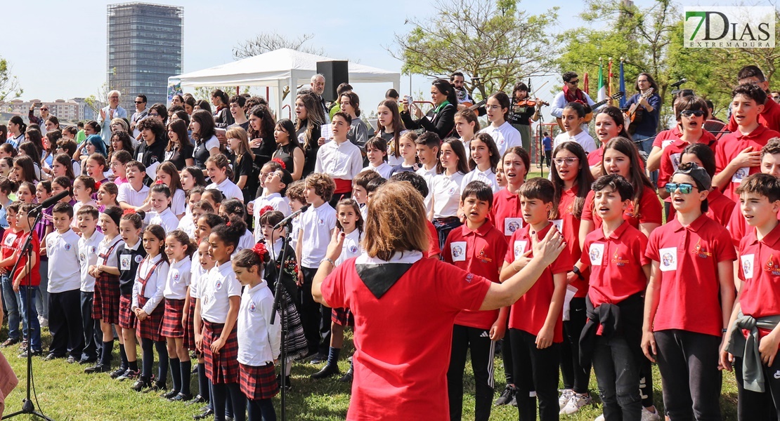 Miles de escolares extremeños bailan el Candil en Badajoz