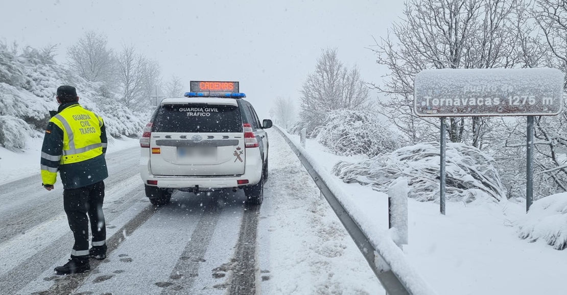 La Guardia Civil ayuda a una mujer y dos menores a salir de la nieve en el norte extremeño