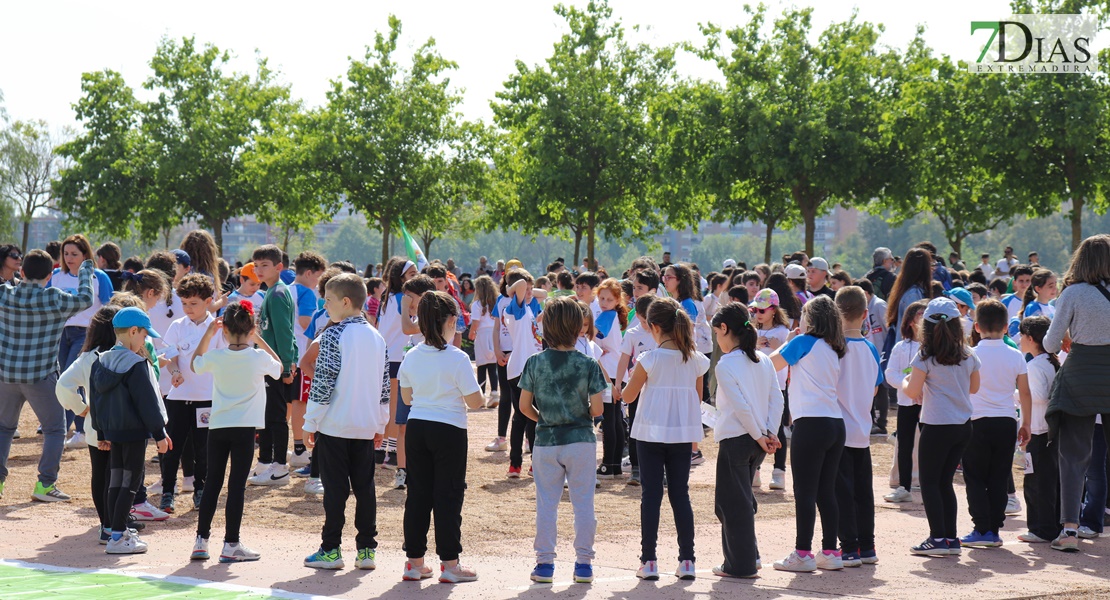 Miles de escolares extremeños bailan el Candil en Badajoz