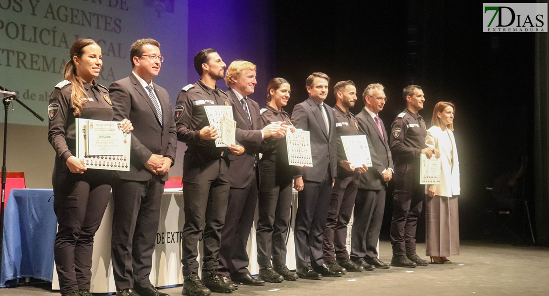 ¡Gorras al aire! Extremadura tiene nuevos policías locales y 7 mandos ascienden