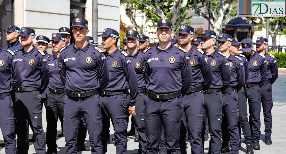 ¡Gorras al aire! Extremadura tiene nuevos policías locales y 7 mandos ascienden