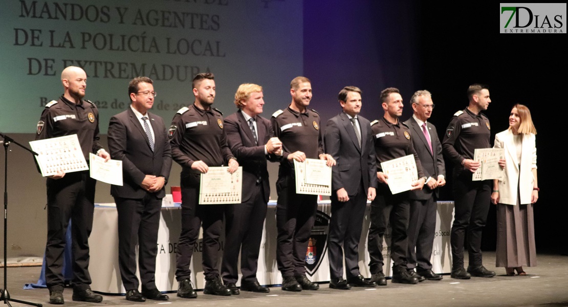 ¡Gorras al aire! Extremadura tiene nuevos policías locales y 7 mandos ascienden