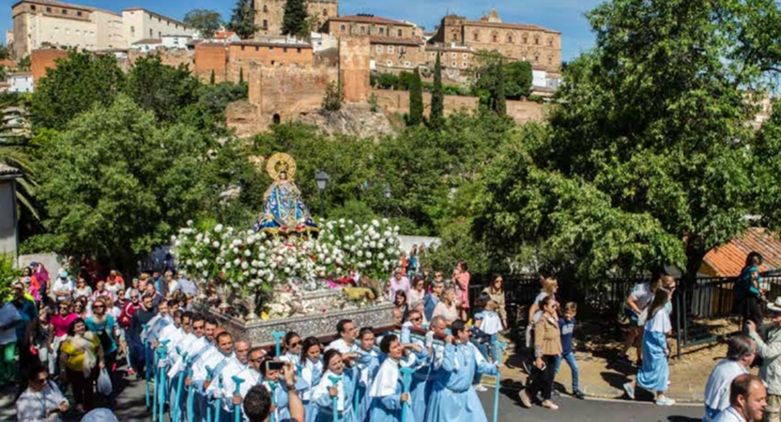 Cáceres se prepara para recibir a la Virgen de la Montaña en su emotiva procesión centenaria