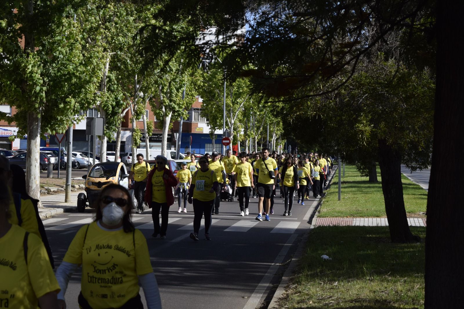 Cientos de personas participan en una marcha y AOEX recauda 2.500 €