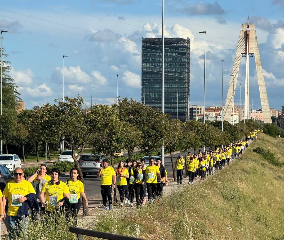 Cientos de personas participan en una marcha y AOEX recauda 2.500 €