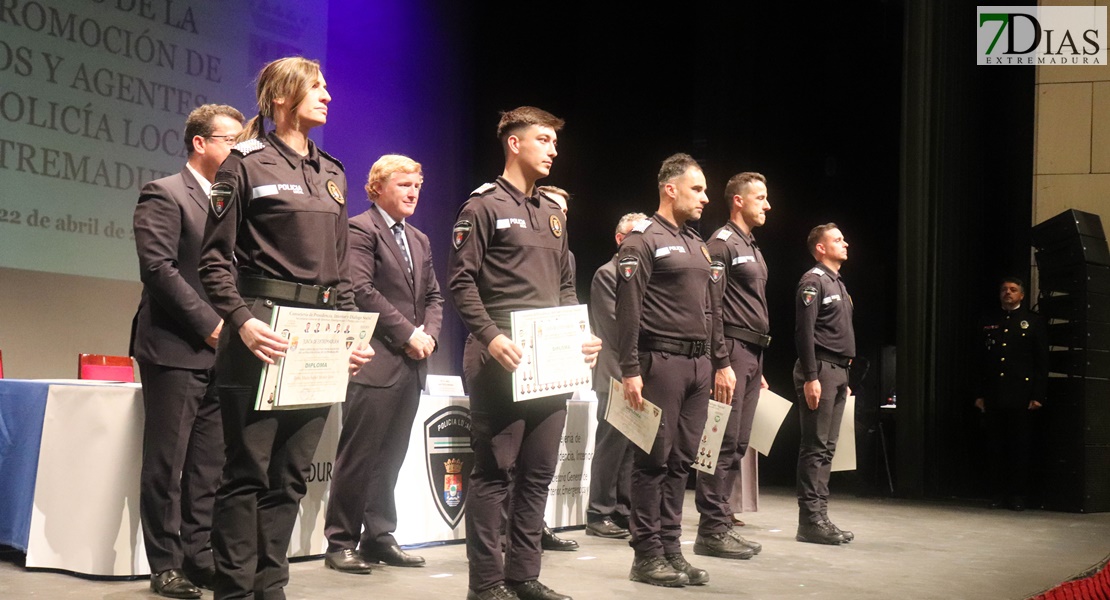 ¡Gorras al aire! Extremadura tiene nuevos policías locales y 7 mandos ascienden