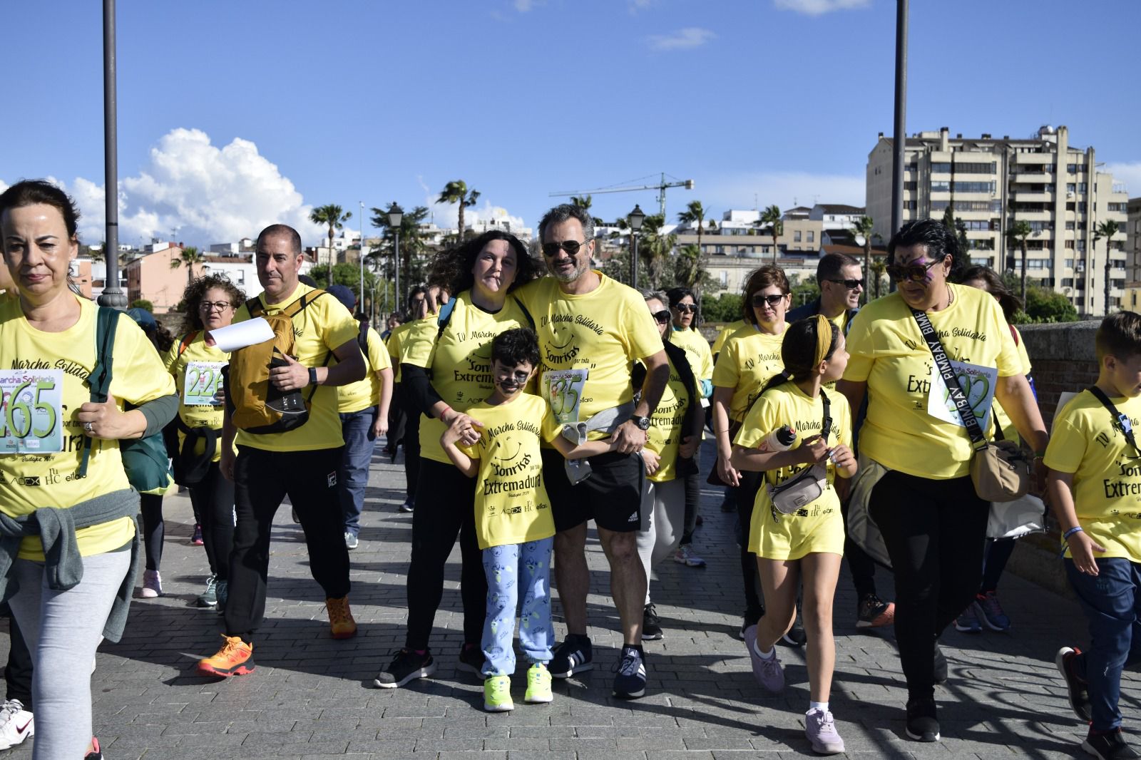 Cientos de personas participan en una marcha y AOEX recauda 2.500 €