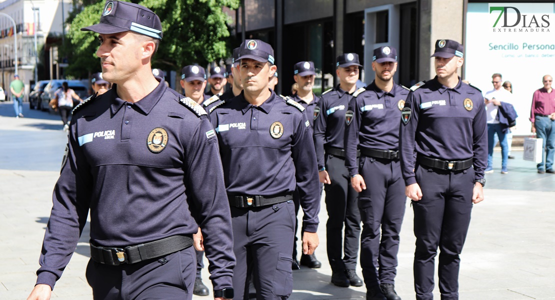 ¡Gorras al aire! Extremadura tiene nuevos policías locales y 7 mandos ascienden