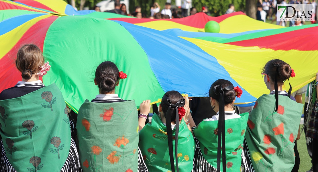 Miles de escolares extremeños bailan el Candil en Badajoz