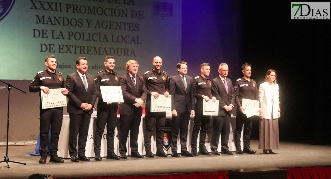 ¡Gorras al aire! Extremadura tiene nuevos policías locales y 7 mandos ascienden