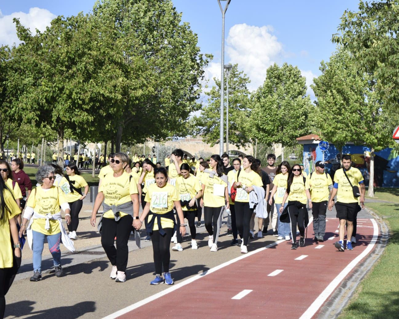 Cientos de personas participan en una marcha y AOEX recauda 2.500 €