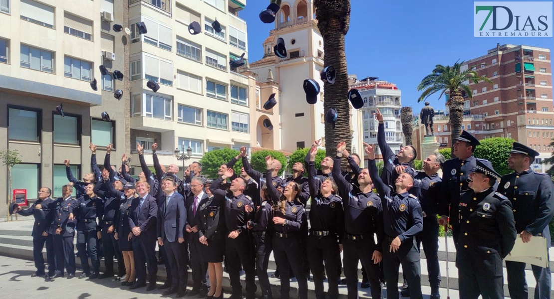 ¡Gorras al aire! Extremadura tiene nuevos policías locales y 7 mandos ascienden