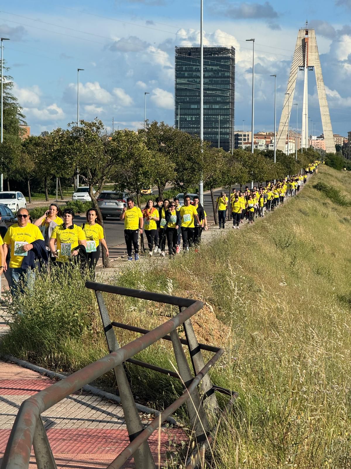 Cientos de personas participan en una marcha y AOEX recauda 2.500 €