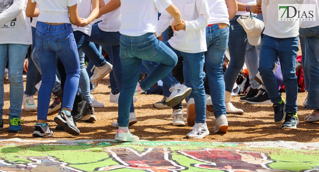 Miles de escolares extremeños bailan el Candil en Badajoz