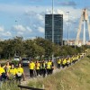 Cientos de personas participan en una marcha y AOEX recauda 2.500 €