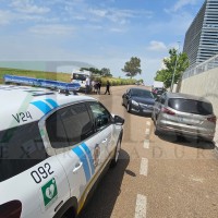 Aparece un turismo empotrado contra otro sin conductor en Badajoz