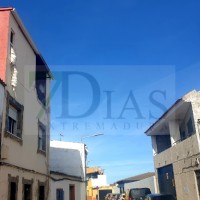 Varios atrapados en el incendio de una vivienda en Badajoz