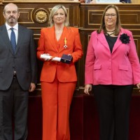 La presidenta de la Asamblea de Extremadura recibe la Medalla de Honor de la AVT en el Senado