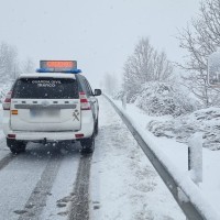 La Guardia Civil ayuda a una mujer y dos menores a salir de la nieve en el norte extremeño