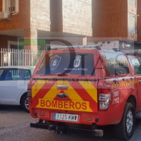 Bomberos de Badajoz trabajan en un incendio de vivienda