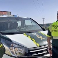 Interceptan a un profesor de autoescuela drogado circulando en una clase práctica cerca de Badajoz