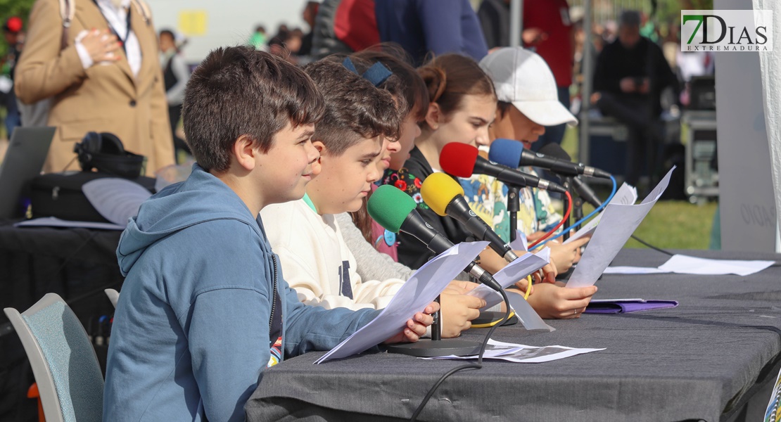 Miles de escolares extremeños bailan el Candil en Badajoz