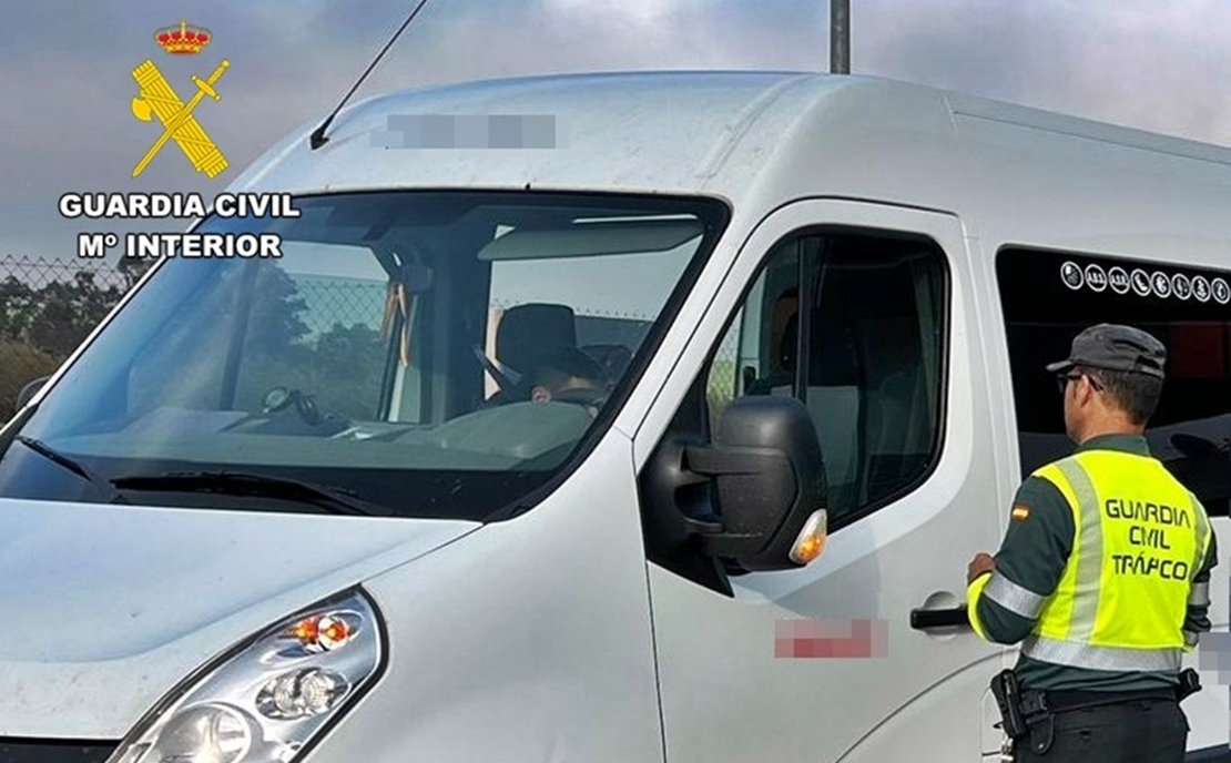 Investigan al conductor de un minibús que circulaba drogado por una carretera extremeña