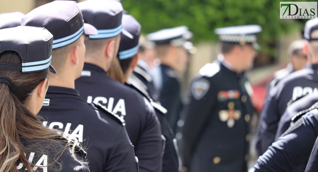 ¡Gorras al aire! Extremadura tiene nuevos policías locales y 7 mandos ascienden